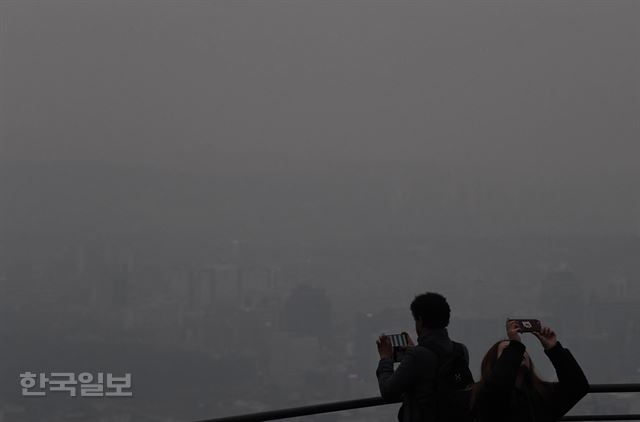 16일 오후 남산N서울타워에서 바라본 서울시내가 뿌옇게 흐려져 있다. 서재훈기자