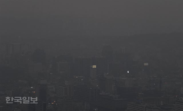 16일 오후 남산N서울타워에서 바라본 서울시내가 뿌옇게 흐려져 있다. 서재훈기자