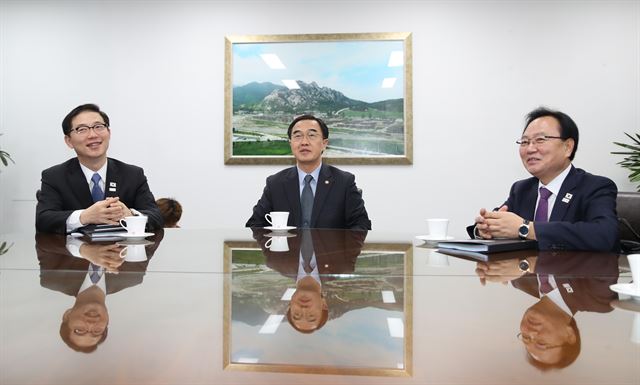 남북 차관급 실무회담 수석대표인 천해성(왼쪽) 통일부 차관 등이 17일 오전 서울 종로구 삼청동 통일부 남북회담본부에서 회담장 출발에 앞서 조명균(가운데) 통일부 장관과 환담하고 있다. 연합뉴스