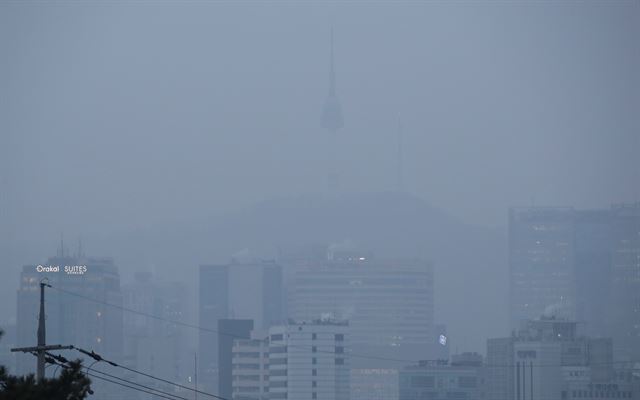 올해 들어 두 번째 미세먼지 비상저감조치가 발령된 17일 오전 서울 종로구에서 바라본 남산 일대가 온통 희뿌옇게 보이고 있다. 연합뉴스