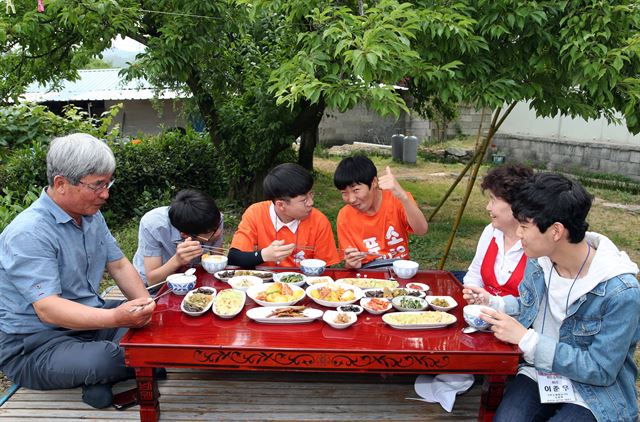 서울 청운중학교 학생들이 지난해 5월말 2박3일 일정 수학여행 강진푸조체험에 참여해 농촌생활을 하며 즐거워하고 있다. 강진군 제공