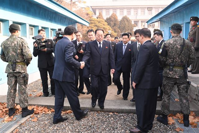 북측 단장인 전종수 조국평화통일위원회 부위원장이 대표단과 17일 '북한의 평창동계올림픽 참가와 관련한 제반 사항을 논의할 차관급 실무회담'을 앞두고 판문점 MDL(군사분계선)을 넘어오고 있다. 통일부 제공