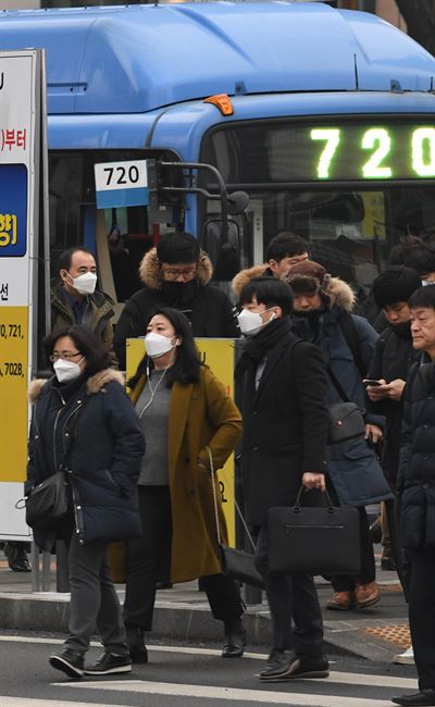 서울시가 두번째 미세먼지 비상저감조치를 발령한 17일 오전 서울 광화문에서 마스크를 착용한 출근길 시민들이 발걸음을 재촉하고 있다배우한 기자