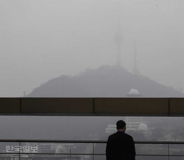 최악의 미세먼지가 나흘째 하늘을 뒤덮고 있는 18일 오전 남대문에서 바라본 서울 남산타워가 미세먼지에 가려저 거의 보이지 않고 있다. 2018.01.18 신상순 선임기자