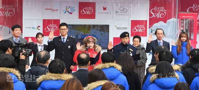 [180118-9] [저작권 한국일보]코리아 그랜드세일 18일 서울 동대문 두타몰 앞 광장에서 열린 2018 코리아그랜드세일 개막 이벤트에 설치된 그랜드세일 광고판. 2018.1.18 신상순 선임기자 /2018-01-18(한국일보)