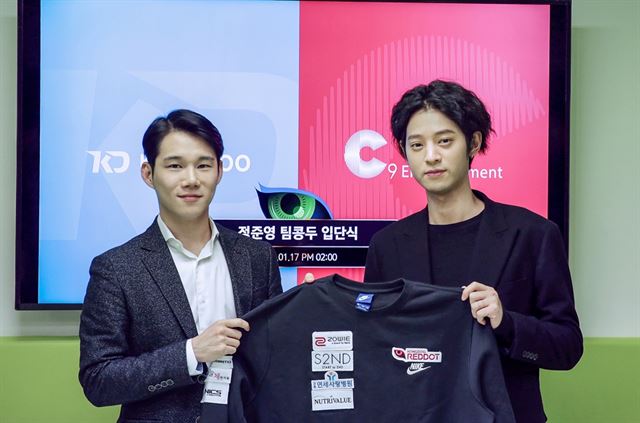 정준영(오른쪽) 프로게임단 '팀콩두' 입단식. C9엔터테인먼트 제공