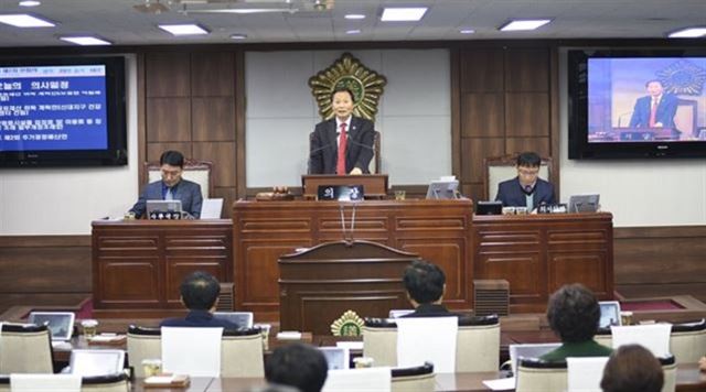 임종기 순천시의장이 본회의장에서 회의를 진행하고 있다. 한국일보 자료사진