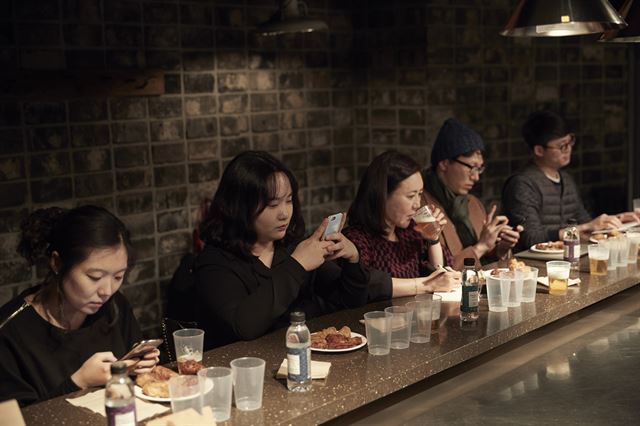 치킨과 가장 궁합이 잘 맞는 맥주를 찾기 위해 패널들이 진지하게 시음에 임하고 있다. 왼쪽부터 김류미, 남민영, 김상미, 안상현, 이인호씨. 강태훈 포토그래퍼