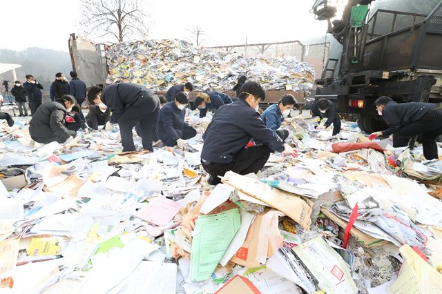 국토부와 국가기록원, 수자원공사 관계자들이 19일 4대강 공사 관련 자료파기 의혹이 있는 한국수자원공사 대전 본사를 찾아 원본 대조작업을 위해 폐기문서를 회수하고 있다.연합뉴스