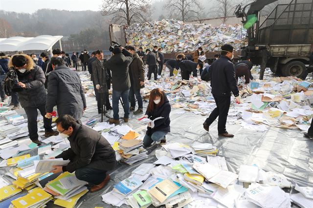 국토부와 국가기록원, 수자원공사 관계자들이 19일 4대강 공사 관련 자료파기 의혹이 있는 한국수자원공사 대전 본사를 찾아 원본 대조작업을 위해 폐기문서를 회수하고 있다.연합뉴스