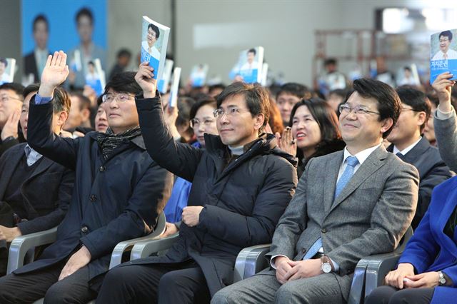 지난달 16일 선문대 체육관에서 열린 복기왕(오른쪽) 아산시장의 출판기념회에 참석한 안희정(가운데) 충남지사와 박완주 국회의원.