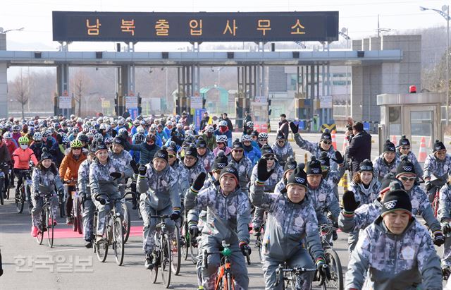 [저작권 한국일보] 19일 오전 남북출입사무소 앞에서 자전거 성화봉송 부주자들이 출발하고 있다. 파주=김주영 기자