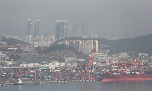 19일 미세먼지 농도가 ‘나쁨’ 수준을 보였던 부산 영도에서 바라본 부산항 일대가 뿌옇게 보인다. 연합뉴스