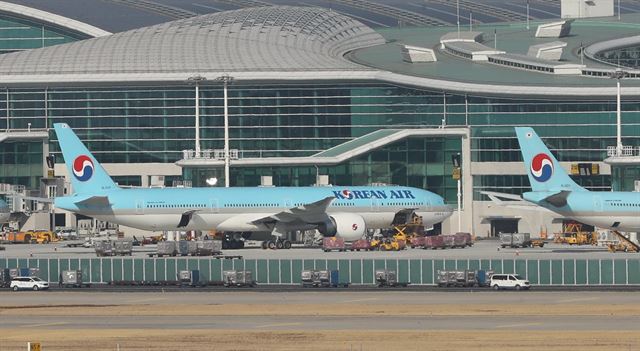 지난 18일 문을 연 인천국제공항 제2여객터미널에서 여객기가 승객 짐을 싣지 않고 출발하는 사고가 잇따라 목적지에 도착한 승객들은 숙소에서 옷을 갈아 입지 못하는 등 큰 불편을 겪었다. 영종도=연합