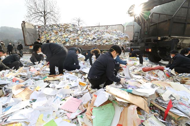 국토교통부와 국가기록원 관계자들이 19일 4대강 공사 관련 자료파기 의혹을 받고 있는 한국수자원공사 대전 본사를 찾아 문서를 회수하고 있다. 대전=연합뉴스