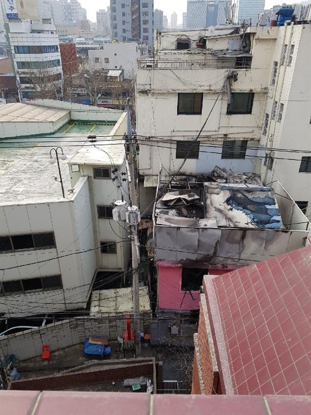 20일 오전 화재가 발생한 서울 종로5가 한 여관을 인근 건물에서 바라본 모습. 독자 제공