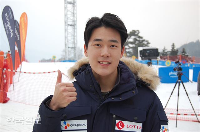 [저작권 한국일보] 모굴스키 최재우는 평창 동계올림픽에서 한국에 설상 최초의 메달을 안겨줄 기대주로 꼽힌다. 사진은 그가 지난달 29일 강원 휘닉스 평창에서 포즈를 취하고 있는 모습. 평창=김지섭 기자