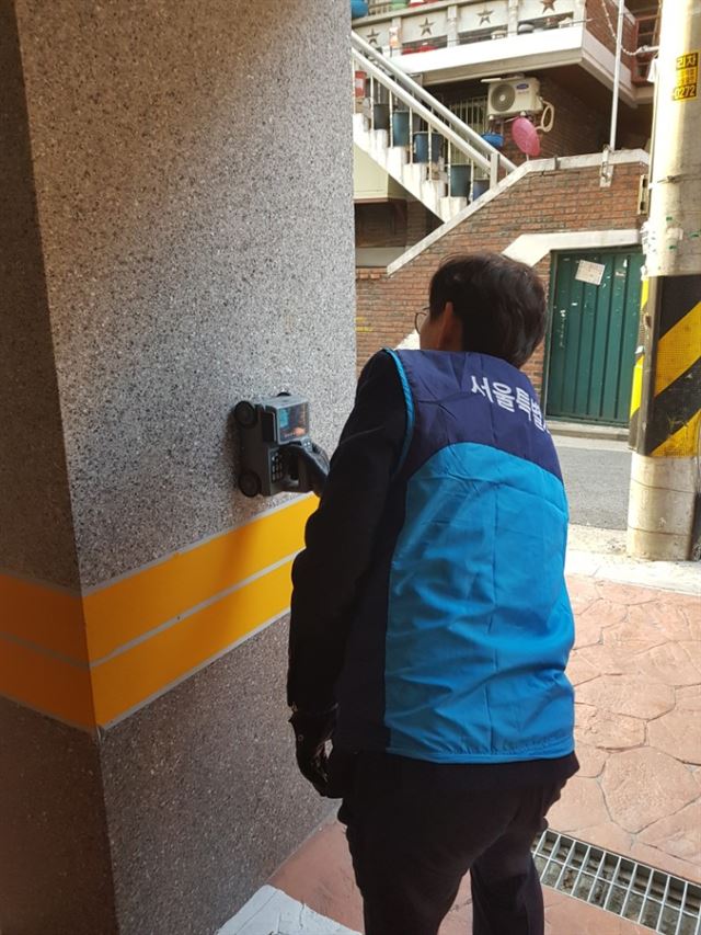 건축구조기술사인 서규석 선구조엔지니어링 대표가 19일 서울 금천구의 한 빌라 기둥이 내진 배근이 됐는지 RC-레이더로 확인하고 있다.