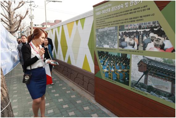 공장과 산업단지에 대한 부정적 인식을 개선하기 위해 인천시가 마련한 아름다운 공장 등 산업시설 탐방 프로그램에 참여한 시민들이 해설을 들으며 탐방을 하고 있다. 인천시 제공