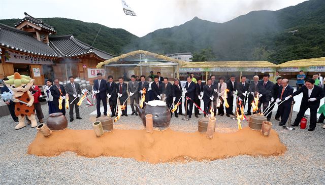 산청군은 국내 최대 한방약초테마파크인 동의보감촌에서 매년 산청한방약초축제를 개최하는 등 웰니스관광 중심지로 도약하고 있다. 사진은 지난해 축제의 대왕 약탕기 점화식. 산청군 제공