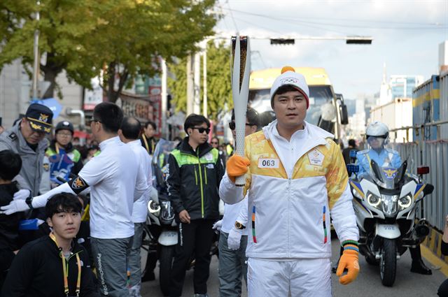 고향 부산에서 성화 봉송 행사에 참가한 추신수. 평창조직위 제공