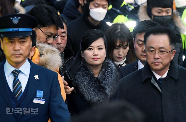 현송월 삼지연관현악단 단장 등 북한 평창 동계올림픽 예술단 공연을 위한 사전점검단이 21일 서울역에 도착하고 있다. 고영권 기자