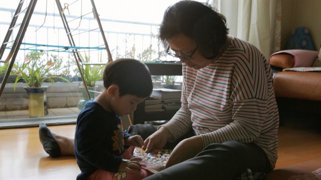 손자 해준군을 너무나 예뻐하는 시어머니 조경숙씨. 에스와이코마드 제공