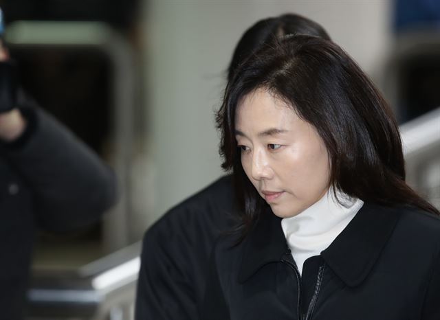 박근혜 정부의 문화·예술계 지원배제 명단인 '블랙리스트' 사건으로 재판에 넘겨진 조윤선 전 청와대 정무수석이 23일 오전 서울 서초구 서울고법에서 열린 항소심 선고공판에 출석하기 위해 법정으로 향하고 있다. 연합뉴스