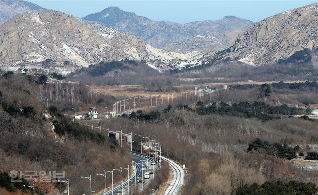 남북이 합의한 금강산 합동문화행사와 마식령스키장 공동훈련을 사전점검 하기 위해 우리측 선발대를 태운 버스가 23일 오전 방북길에 오르고 있다. 고성=고영권 기자