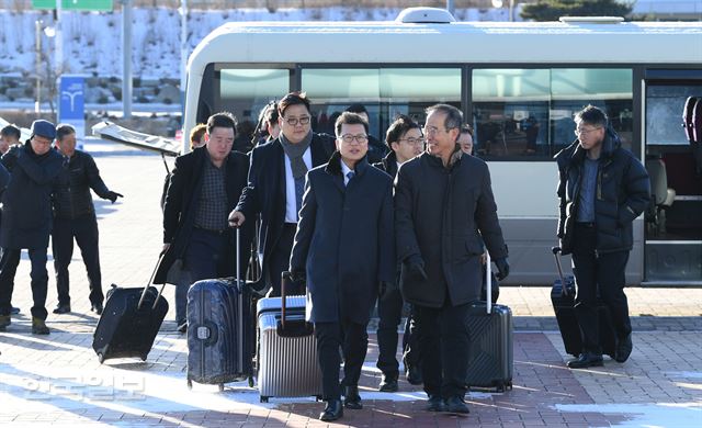 이주태 통일부 교류협력국장(앞줄 왼쪽)을 단장으로 한 금강산 지역 남북 합동문화행사와 마식령 스키장 남북 스키선수 공동훈련 점검 남측 선발대가 23일 오전 동해선 육로를 통해 금강산 지역으로 방북하기 위해 강원도 고성 동해선 남북출입국사무소에 도착해 이동하고 있다. 고성=고영권 기자