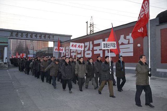 지난 4일 평양에서 평양화력발전연합기업소 근로자들이 새해 첫 출근을 하고 있다. 평양 조선신보=연합뉴스