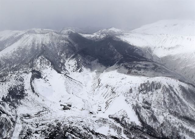 23일 오전 일본 군마(群馬)현 북서부에 위치한 구사쓰시라네산(草津白根山)에서 분화가 발생해 인근 스키장 등에서 부상자가 발생했다. 사진은 분화가 발생한 구사쓰시라네산의 주봉(主峰) 모토시라네산(本白根山)(2천171ｍ). AP= 연합뉴스