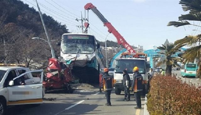 23일 오전 10시43분쯤 전남 여수시 오림동 왕복 4차선 도로에서 승용차와 시내버스가 충돌해 1명이 숨지고 8명이 다쳤다. 전남경찰청 제공