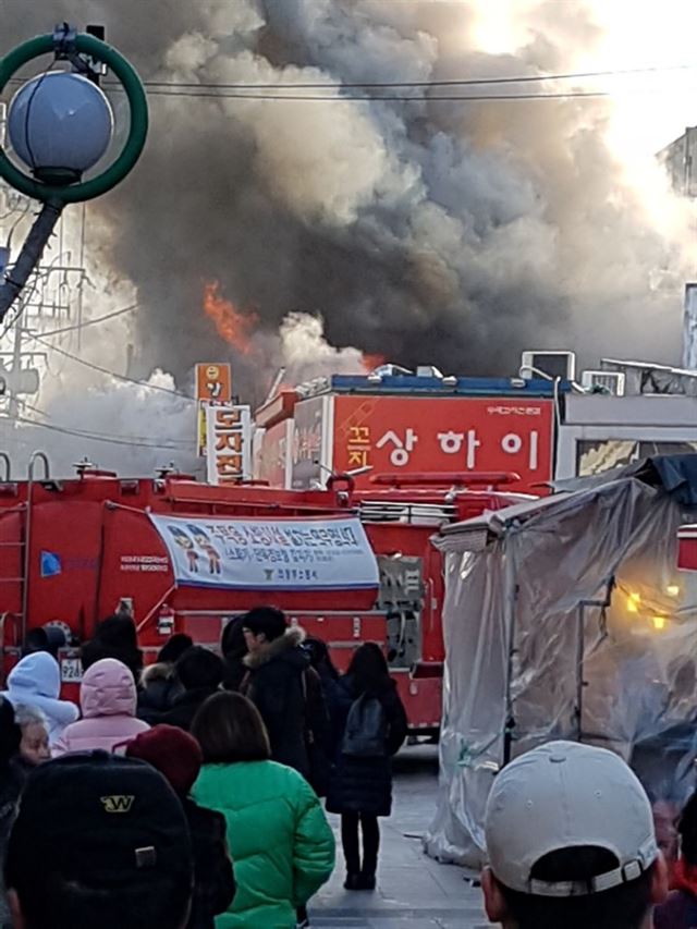 23일 오후 경기도 의정부시 제일시장에서 불이 나 일대에 연기가 퍼지고 있다. 독자 제공=연합뉴스