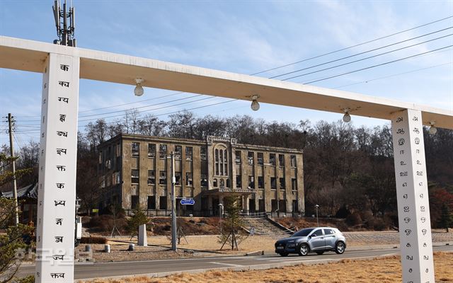 철원 노동당사 건물 도로 건너편에는 ‘빛의 사원’이라는 건축물이 세워져 있다.