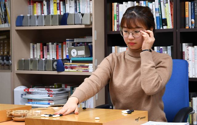 최정 8단이 포석 연구에 몰두하는 모습. 한국일보 자료사진