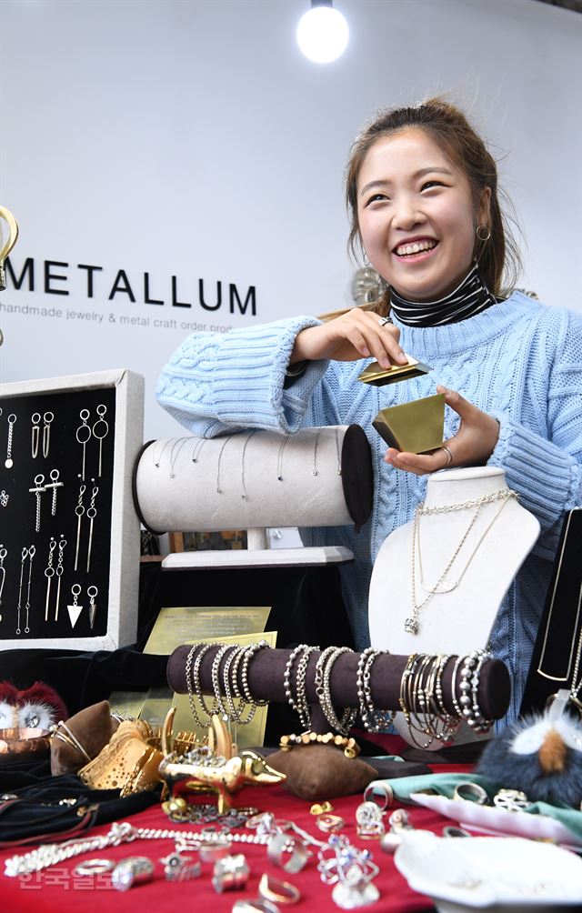 엔젤공방 7호점, 금속공예 공방인 ‘메탈룸’을 운영하는 이소라씨가 본인이 만든 보석함을 보여주고 있다. 배우한기자