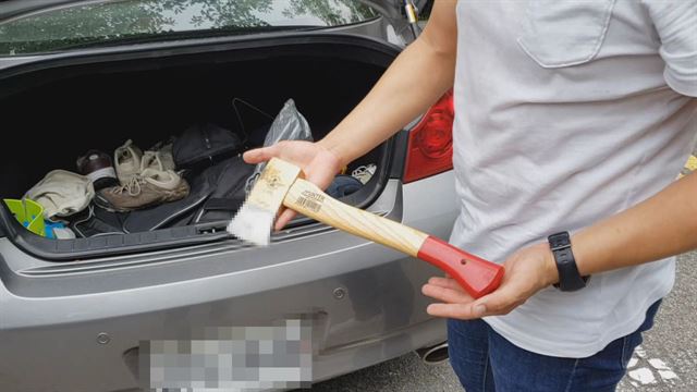 경기 이천지역 조직폭력배 조직원 차량 트렁크에서 나온 손도끼. 경기남부경찰청 제공