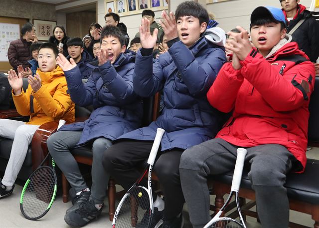 호주오픈 테니스대회 8강 고지에 오른 정현의 모교인 삼일공고 테니스부 선수들과 학교 관계자들이 24일 오전 경기도 수원시 팔달구 삼일공업고등학교에서 8강 경기를 시청하며 정현 선수를 응원하고 있다. 연합뉴스