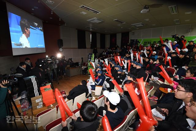 [저작권 한국일보] 2호주오픈 테니스 남자단식 준준결승 정현과 테니스 샌드그렌의 경기를 시청하는 테니스 팬들