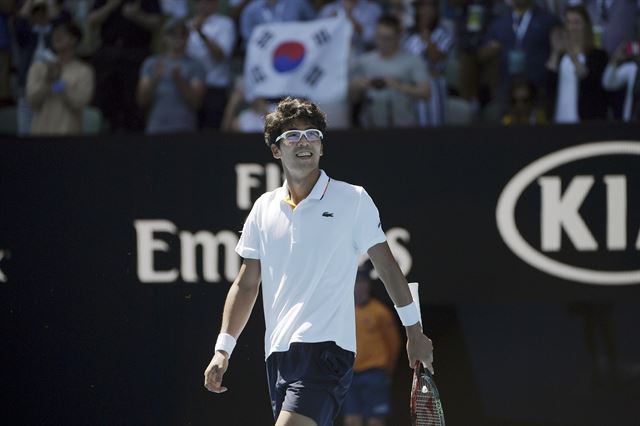 정현이 24일 호주 멜버른에서 열린 호주오픈 남자단식 8강전 테니스 샌드그렌과의 경기에서 승리한 뒤 기뻐하고 있다. 멜버른=EPA 연합뉴스