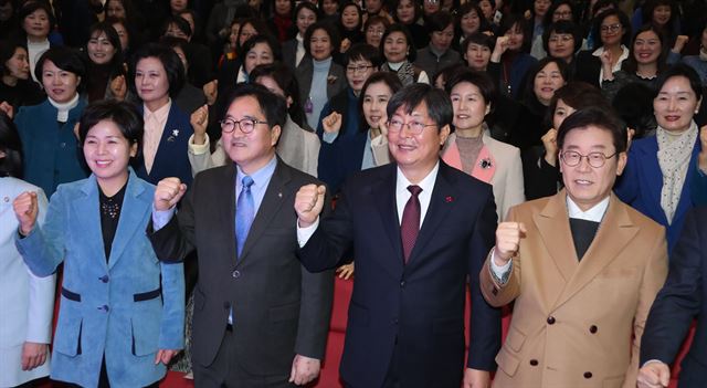 더불어민주당 우원식 원내대표(앞줄 왼쪽 두번째)와 이춘석 사무총장, 이재명 성남시장, 양향자 여성위원장이 24일 국회 의원회관에서 열린 `2018 지방선거 필승 여성 전진대회'에서 파이팅을 외치고 있다. 연합뉴스