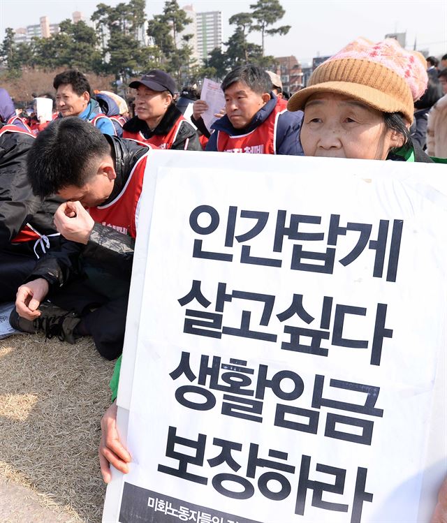 3일오후 총파업에 돌입한 공공운수노조 서경지부 소속 청소·경비 근로자들이 서울 성북구 고려대학교에서 임금인상 및 처우 개선을 촉구하며 집회를 열고 있다. 배우한기자 bwh3140@hk.co.kr