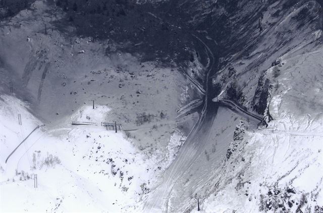 지난 23일 일본 도쿄 도심에서 직선거리로 약 150㎞ 떨어진 군마(群馬)현 북서부 구사쓰시라네산(草津白根山)의 주봉 모토시라네산(本白根山, 2,171ｍ)에서 분화가 발생, 인근 스키장 슬로프가 화산재로 뒤덮였다. 도쿄=AP 연합뉴스