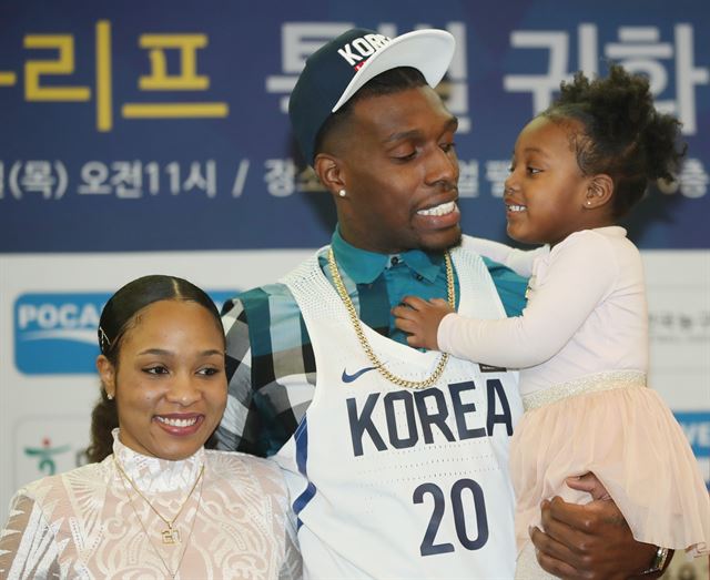 한국 국적을 취득한 프로농구 서울 삼성의 리카르도 라틀리프가 25일 서울 강남구 임피리얼 팰리스 호텔에서 열린 특별 귀화 기자회견에서 가족과 포즈를 취하고 있다. 연합뉴스