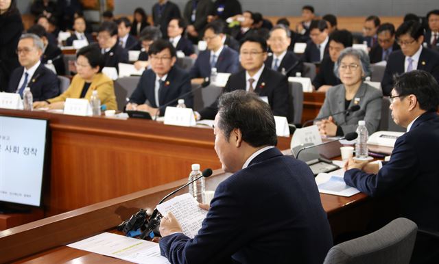 이낙연 국무총리가 25일 오후 세종로 정부서울청사에서 '공정하고 정의로운 사회 정착'을 주제로 한 관계부처 업무보고에서 발언하고 있다. 연합뉴스