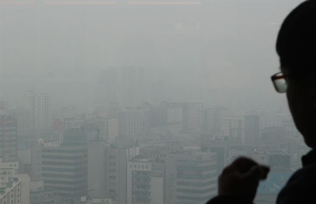 전국 대부분 지역 미세먼지 수준이 나쁨을 기록한 18일 대전 시청에서 바라본 서구 일대가 미세먼지로 뿌옇게 보이고 있다. 연합뉴스