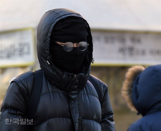 올 겨울 최강 한파가 몰아치자 시민들이 두터운 방한복에다 눈만 보일 정도로 모자와 목도리를 한채 출근하고 있다. 신상순 선임기자