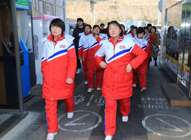 북한 아이스하키 선수들이 탄 차량이 25일 오전 중부고속도로 마장 휴게소에 도착 선수들이 휴식을 취하고 있다. 연합뉴스