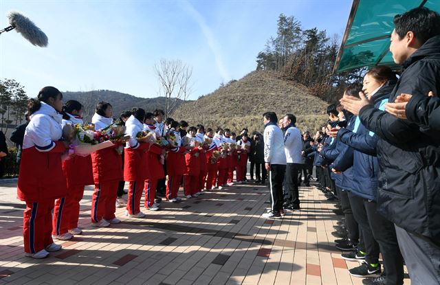 대한민국 여자 아이스하키 선수단과 평창동계올림픽에서 단일팀으로 함께 뛸 북한 선수단이 25일 충북 진천군 진천 국가대표선수촌 빙상장 앞에서 처음으로 만나 환영식을 하고 있다. 사진공동취재단